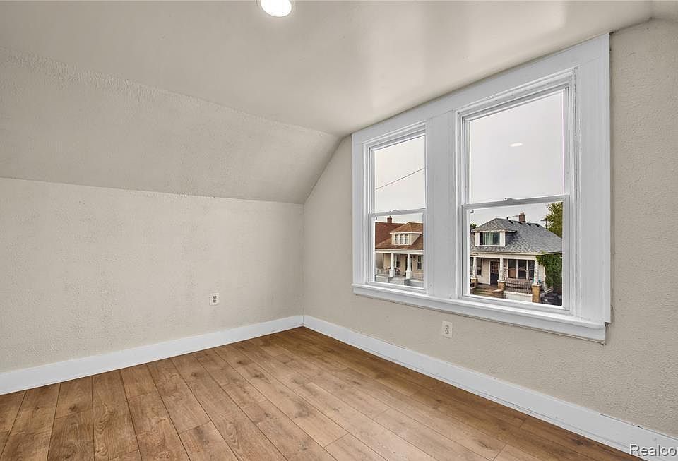 3851 Fredro St, photo 14