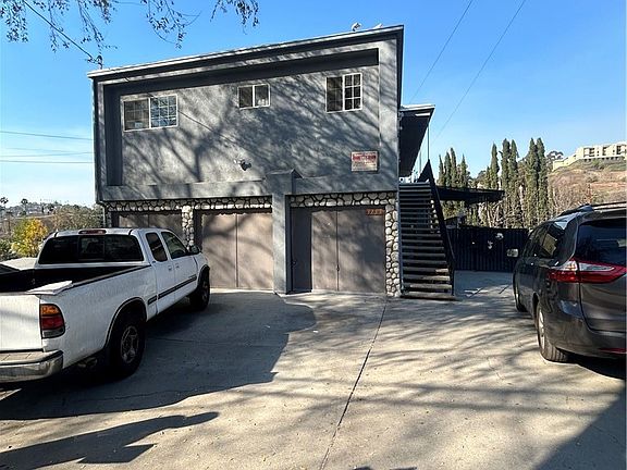 3rd image of 3753 Harriman Ave