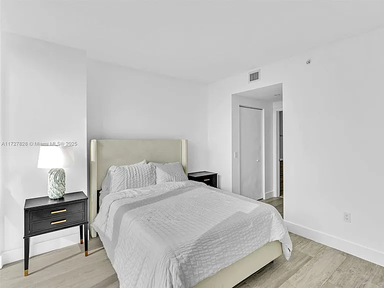 121 NE 34th St #1005 — Photo 21