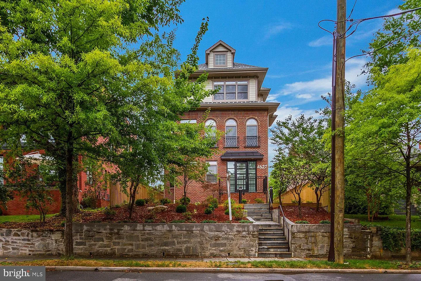 1 bed, 640 sqft, $2,400 — Photo 1