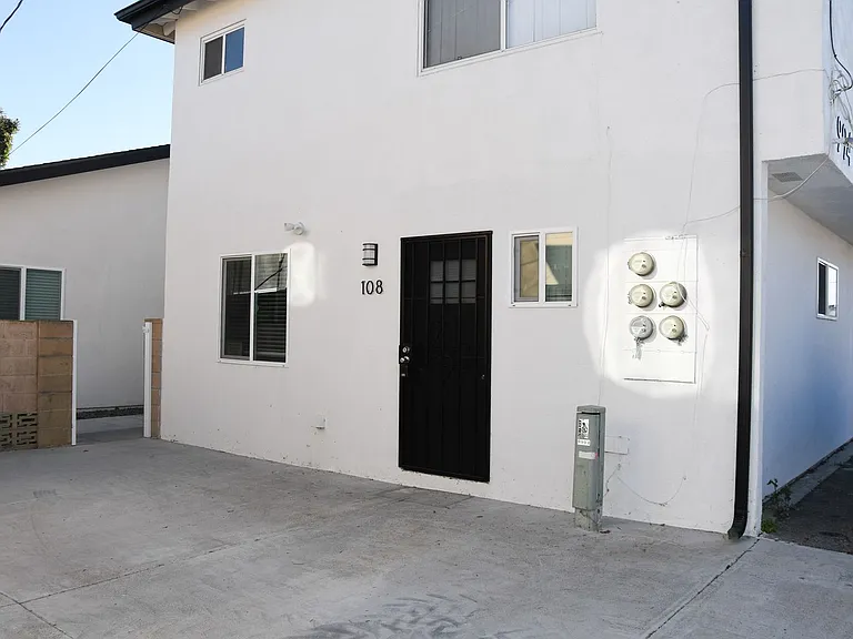 994 Valencia St — Photo 25