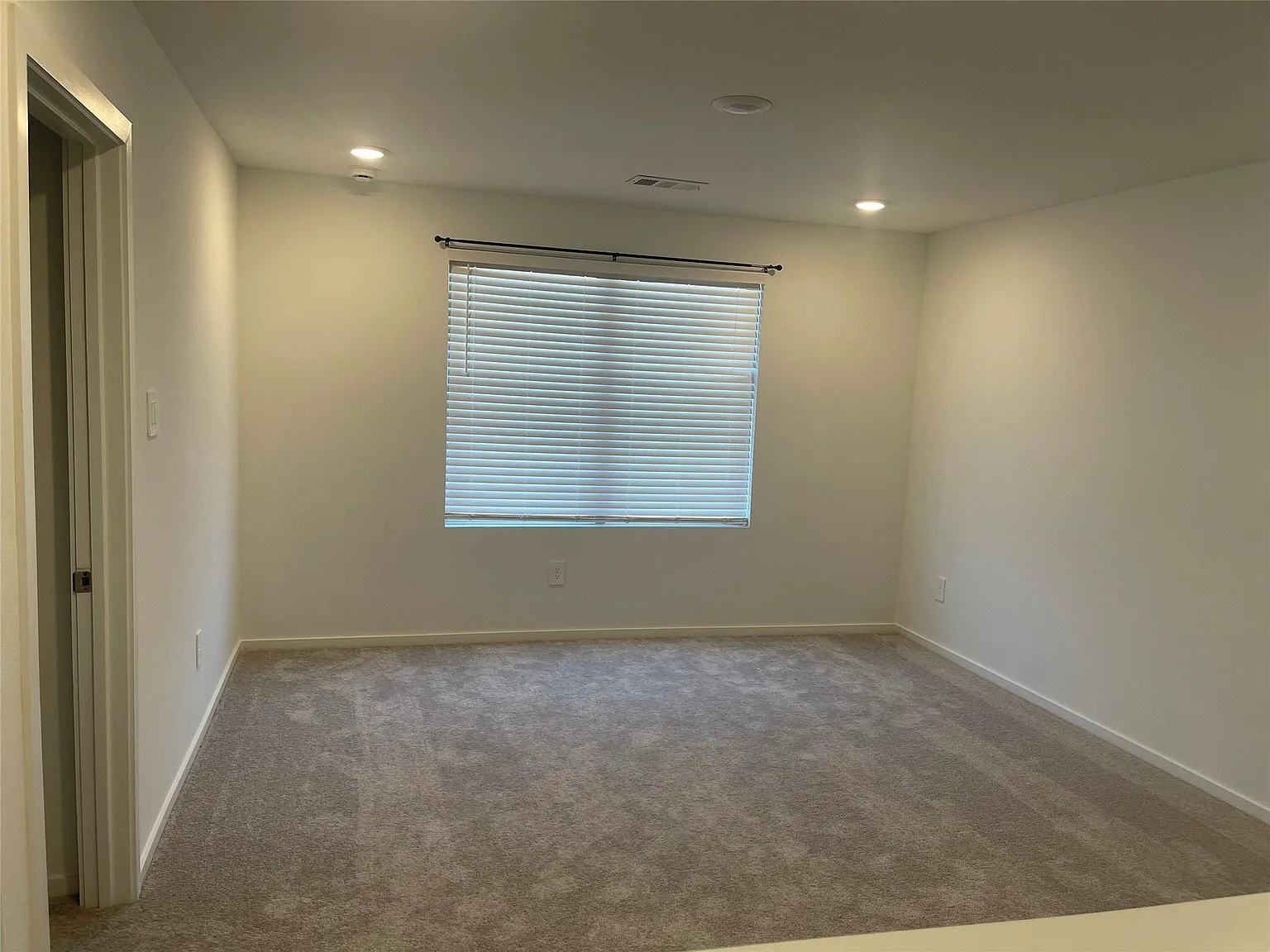 4 bed, 2.5 bath, 2289 sqft, $2,450 — Photo 4