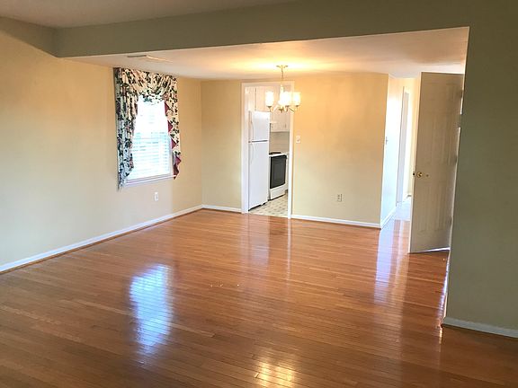 2nd image of 124 Oxford Sq