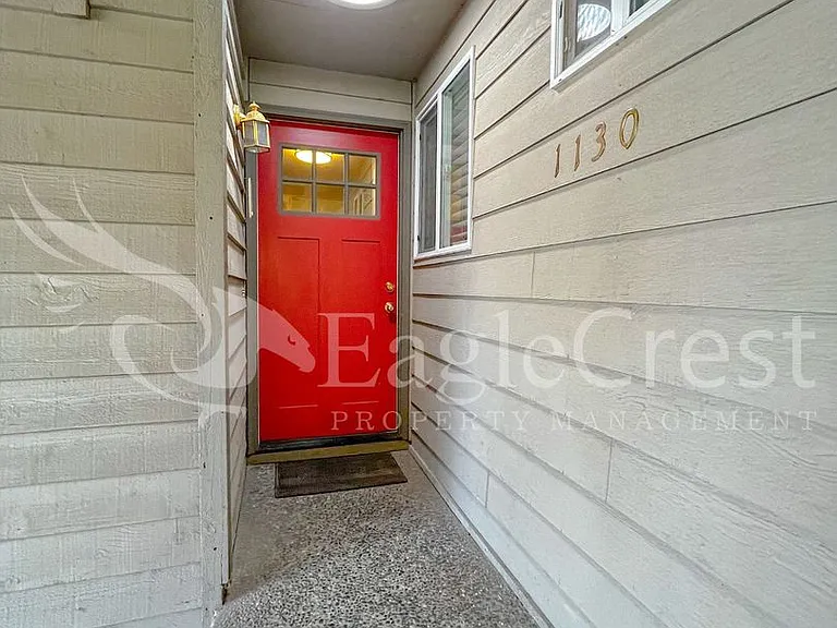 1130 SE Colonial Dr — Photo 3