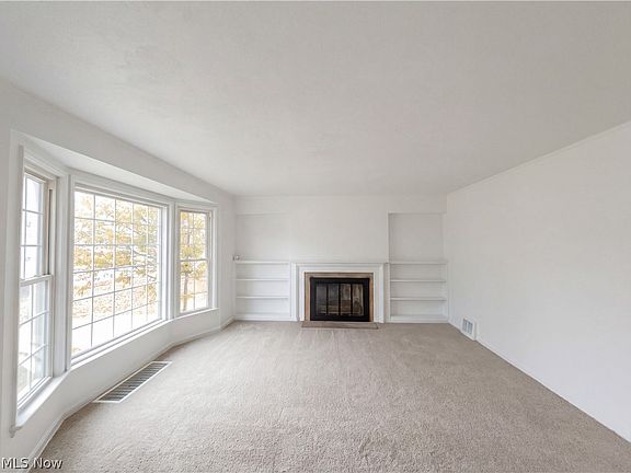 3rd image of 16296 Parklawn Ave