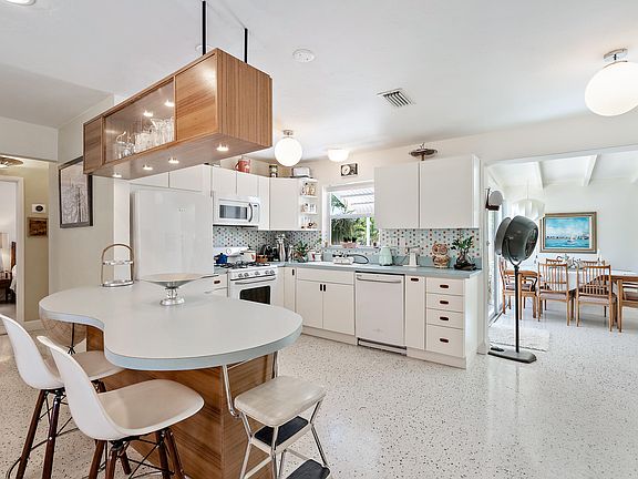 5th image of 246 Summa St