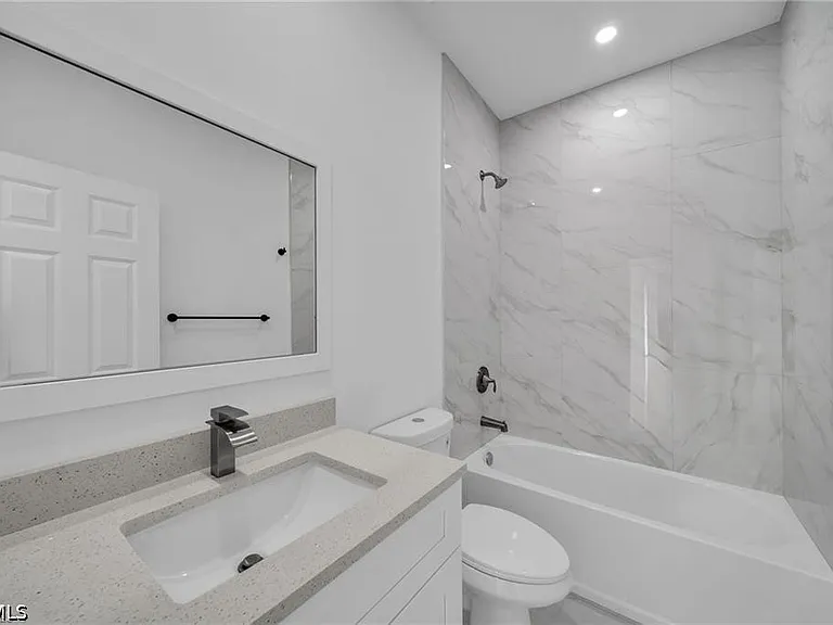 438 Poplar St — Photo 24