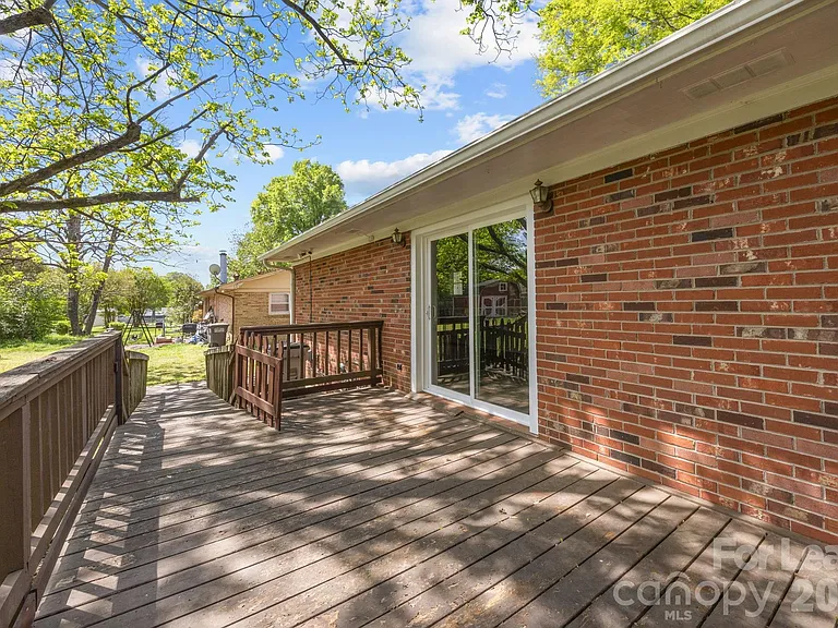 1502 Cloverdale Ln — Photo 22