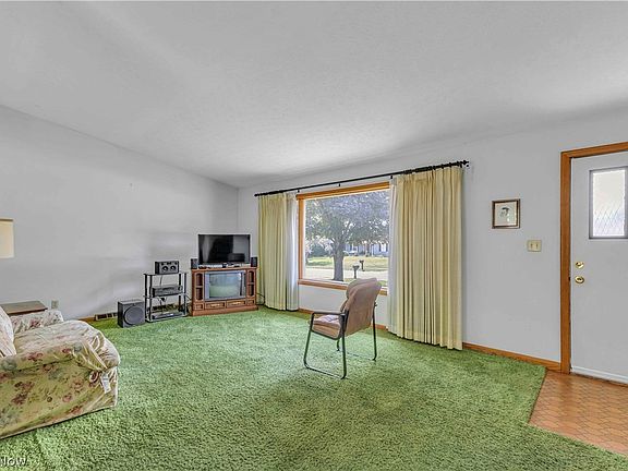 3rd image of 388 Cheryl Dr