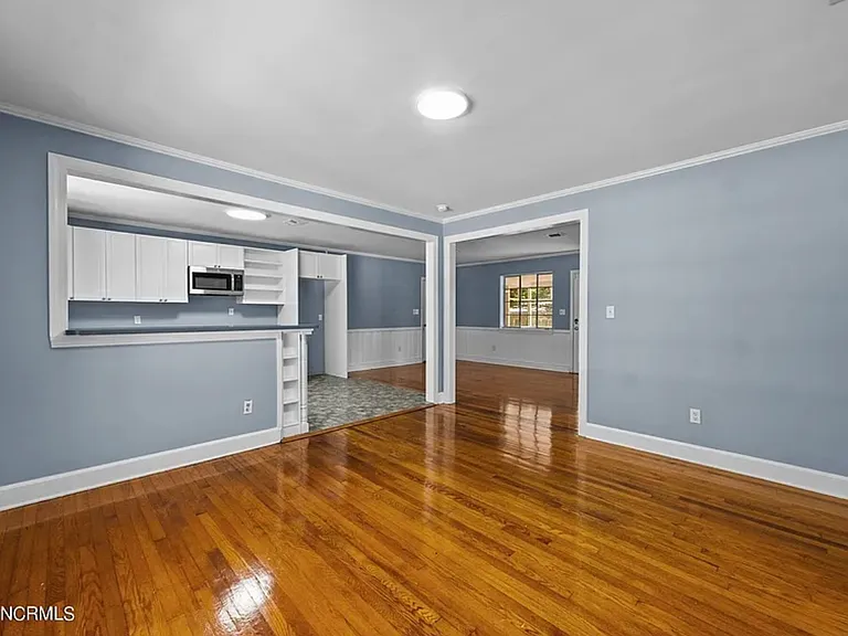 909 SE Greenville Blvd — Photo 9