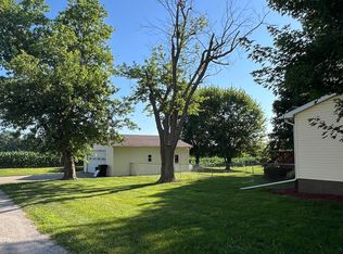 1813 16th Ave, Viola, IL 61486