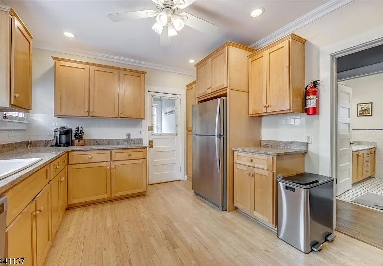 44 Walnut Cres — Photo 7
