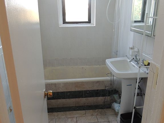 2nd image of 2446 29th St APT 4B