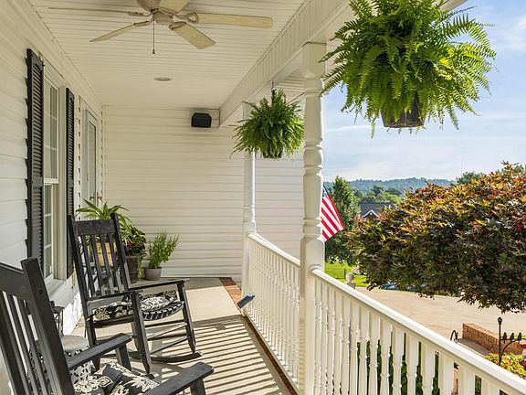 5th image of 221 Flagstone Dr NE
