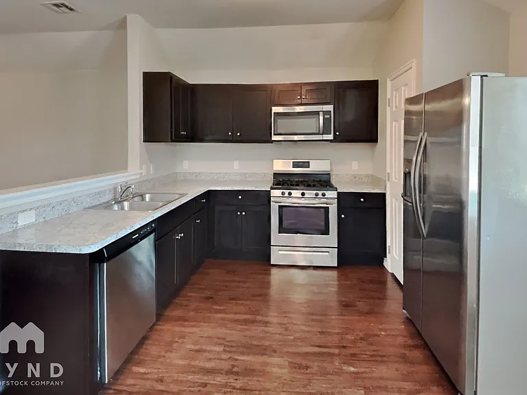 1724 Lanesboro Dr — Photo 6