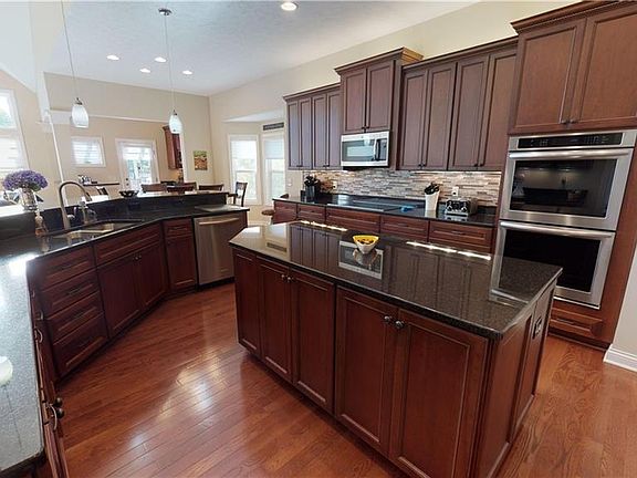 3rd image of 170 Knightsbridge Cir