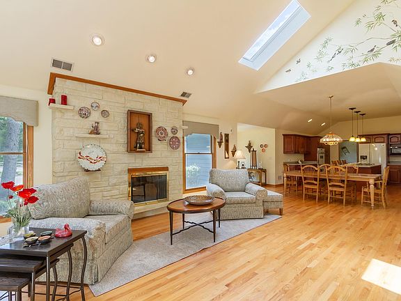 3rd image of 362 Brookhurst Ln