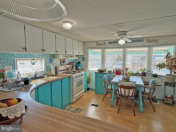 4th image of 22 Spinning Wheel Ln