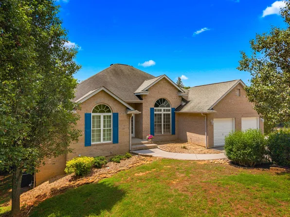 211 Mariners Ln, Dandridge, TN 37725