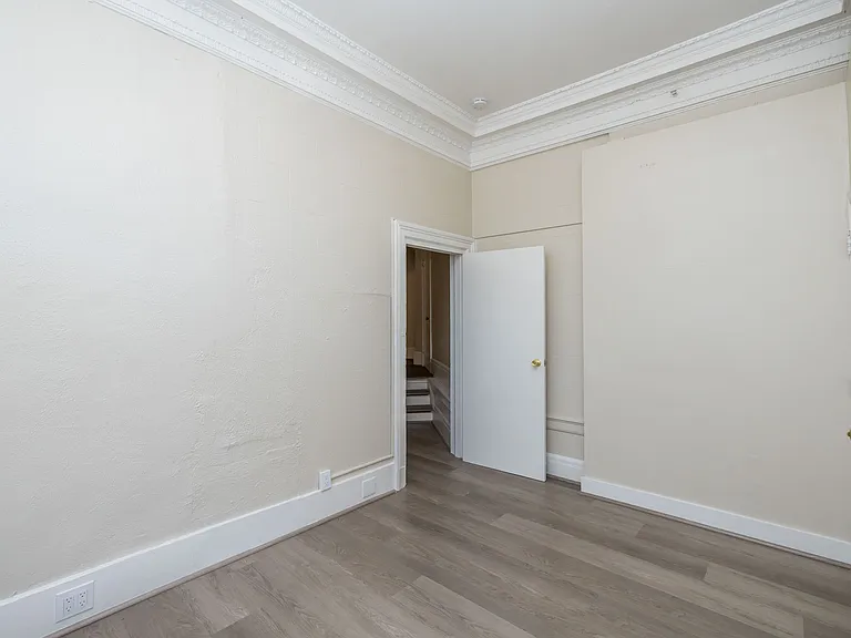 240 Grand — Photo 11