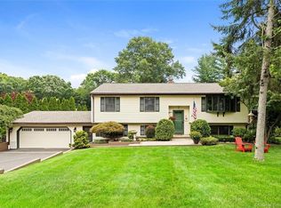 27 Rainbow Ct, Hamden, CT 06514