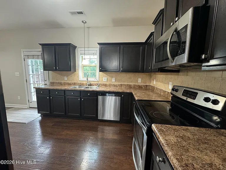 203 Ashton Ct — Photo 6