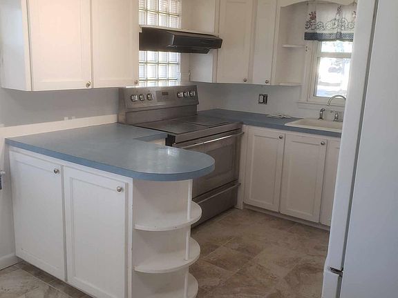 Kitchen with Professional Range with double oven. One Convection.