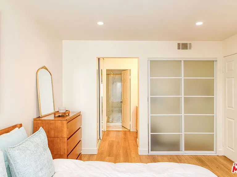 5510 Owensmouth Ave #218 — Photo 9