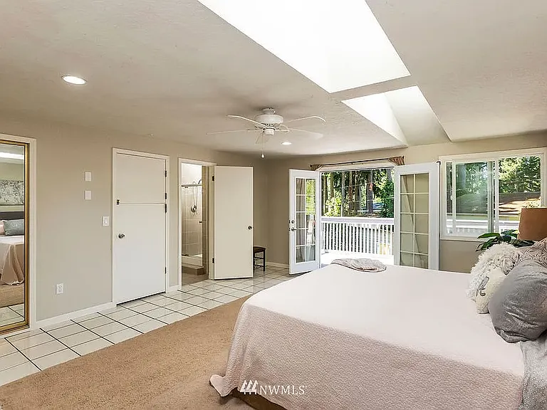 Primary Suite Bedroom. Items to be Removed. (Photo from Previous Listing)