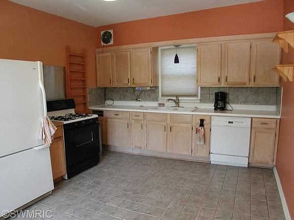 3rd image of 1223 S Park St