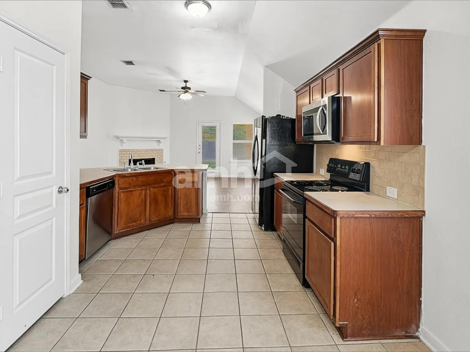 3 bed, 2.5 bath, 1904 sqft, $2,185 — Photo 3