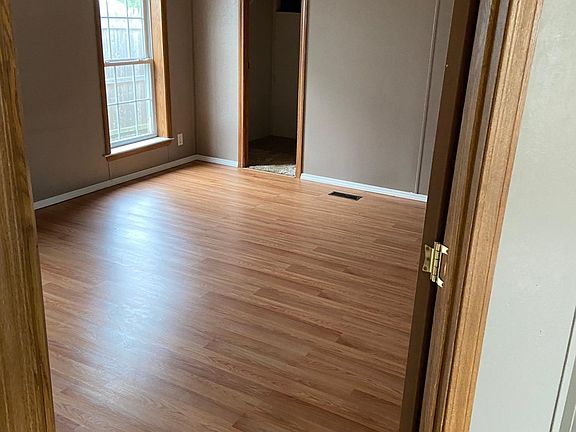 5th image of 406 Sleepy Hollow Dr