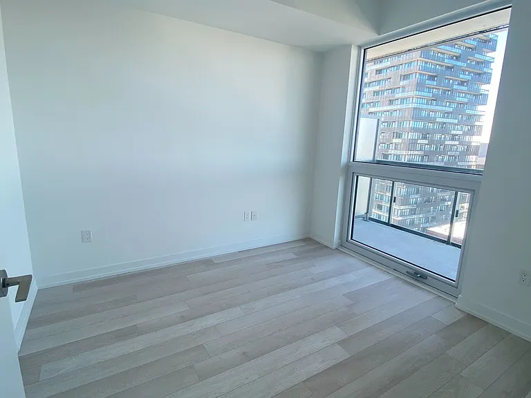 39 Roehampton Ave #3807 — Photo 6
