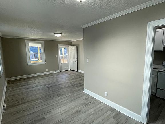 4th image of 613 Caldwell Ave NE