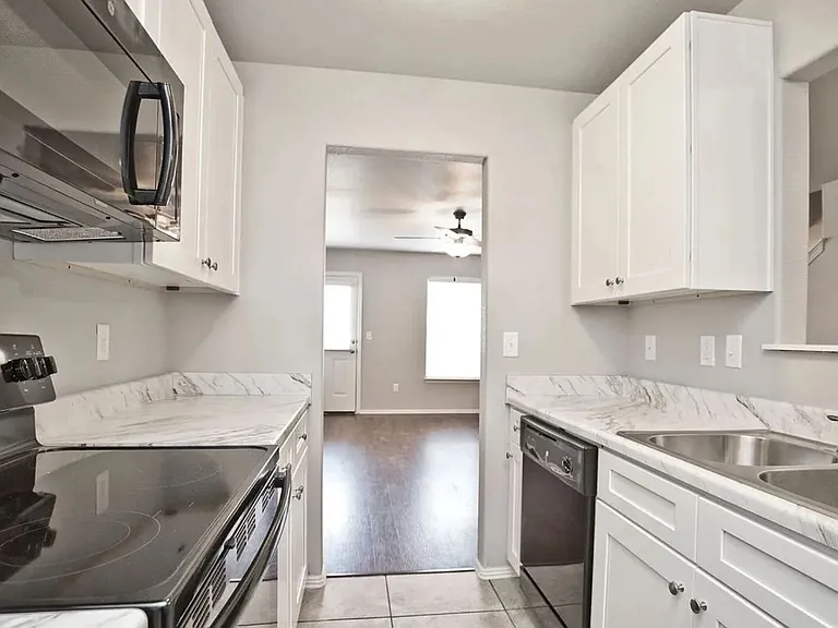 Haden Holly Station - Duplexes & Townhomes in Siloam Springs, AR — Photo 12