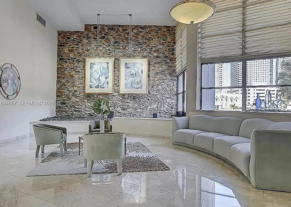 1st image of 600 Parkview Dr APT 222