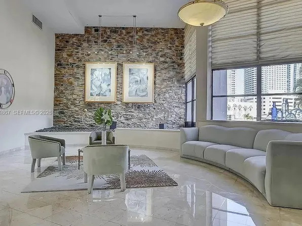 600 Parkview Dr APT 222, Hallandale Beach, FL 33009