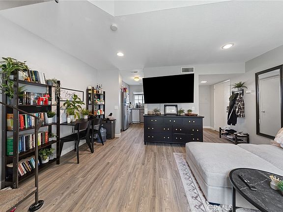 4th image of 23345 La Crescenta