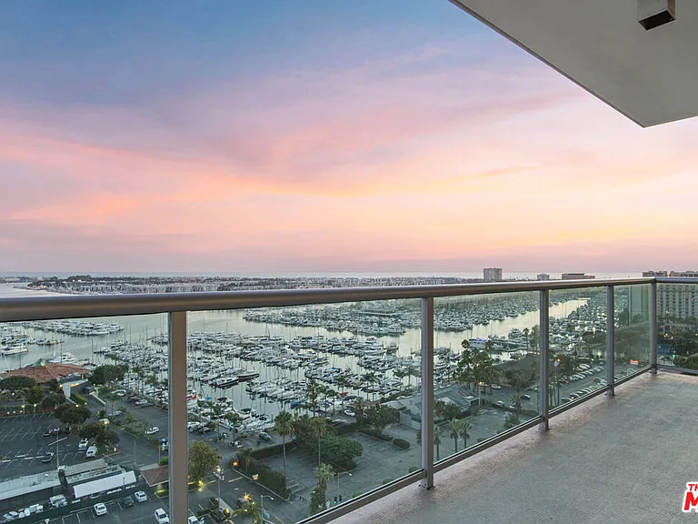 13700 Marina Pointe Dr #1801 — Photo 2