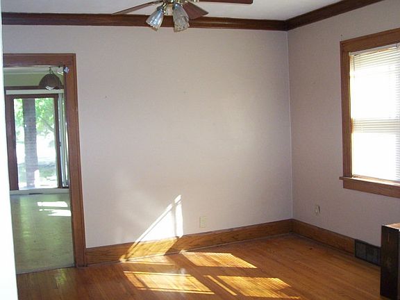 3rd image of 625 N London Ave