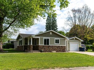 1352 E 3rd St, Pella, IA 50219