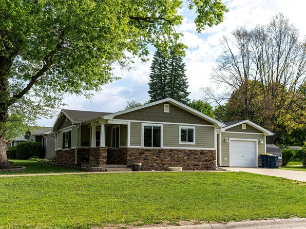 1352 E 3rd St, Pella, IA 50219
