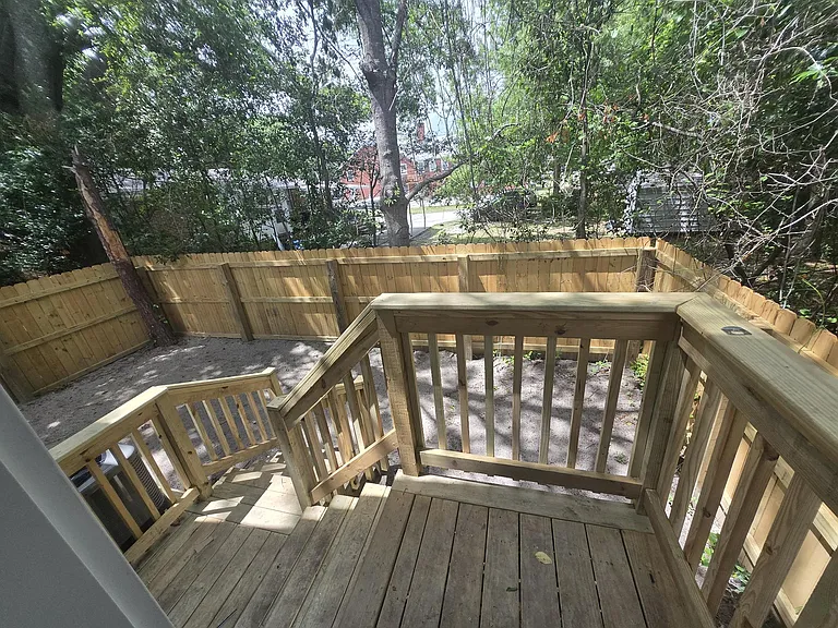 1005 Queen St — Photo 10