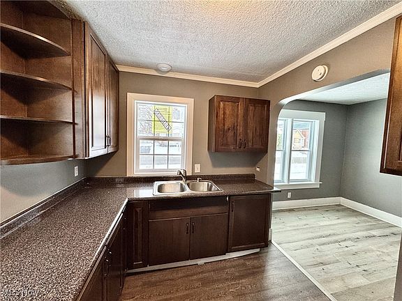 5th image of 567 Hazelwood Ave SE