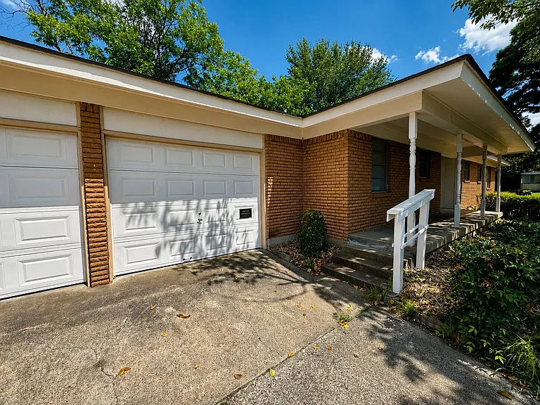 1005 Oakwood Ln — Photo 2