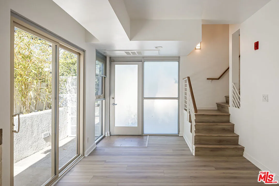 3 bed, 3.5 bath, 1650 sqft, $4,950 — Photo 3