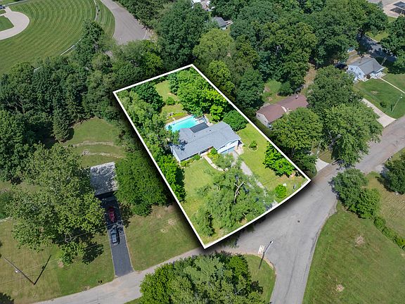 3rd image of 537 Parkdale Blvd
