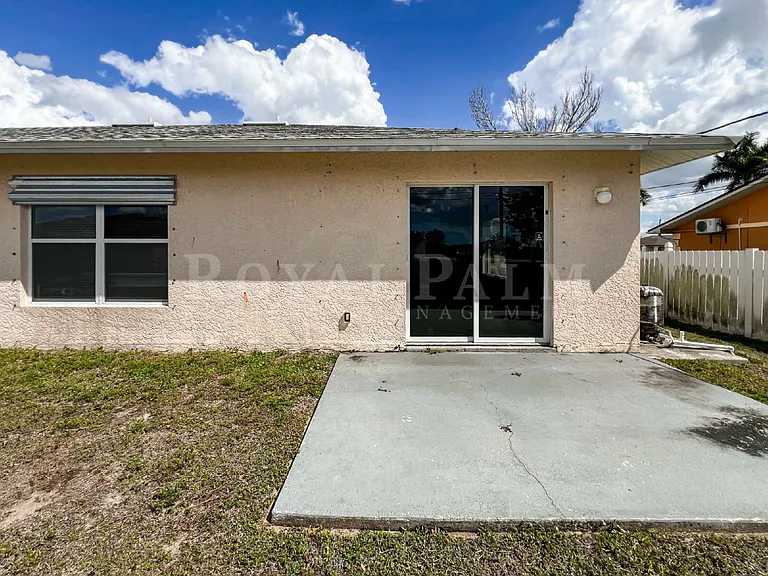 2130 NE 8th Pl — Photo 35