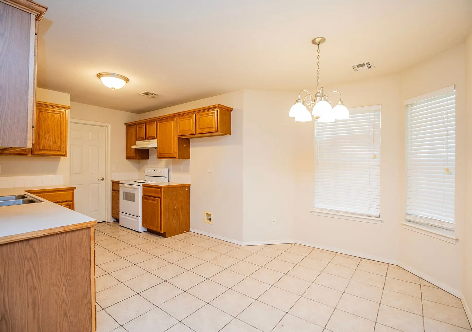 610 Maplewood — Photo 3