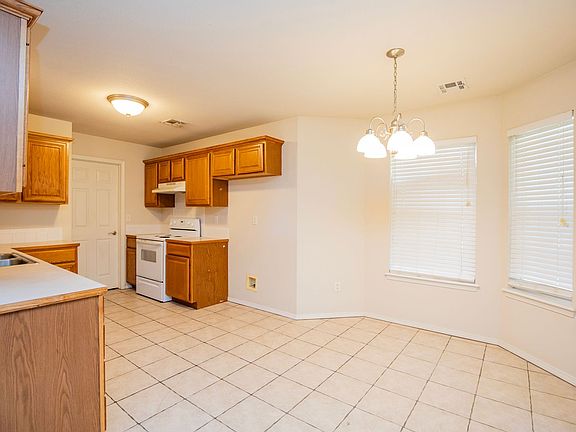 3rd image of 610 Maplewood Dr